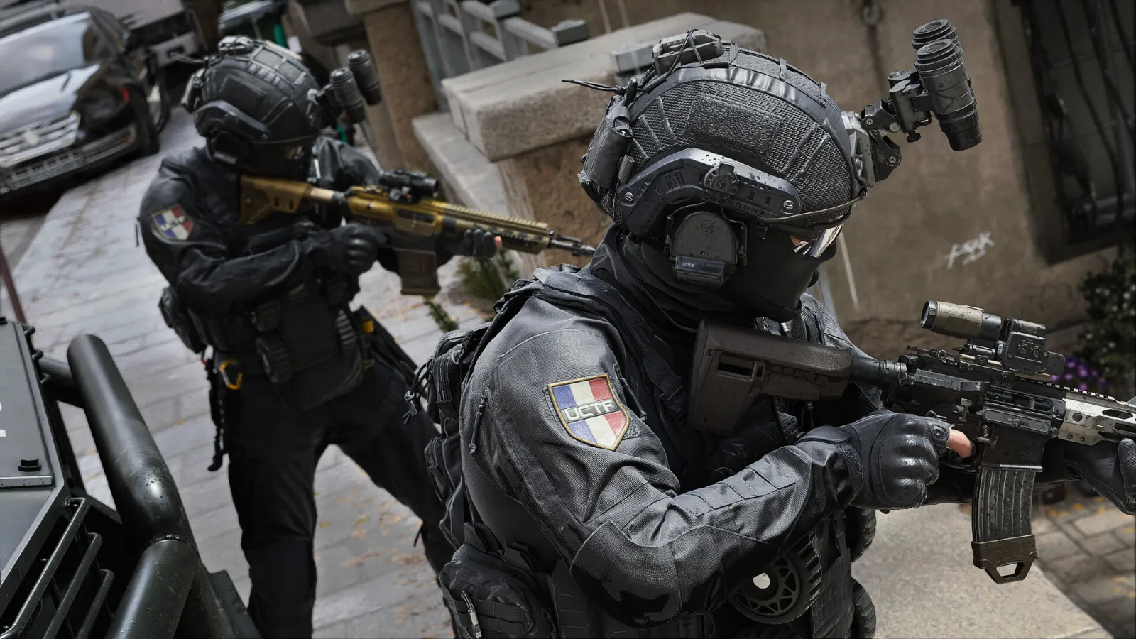 Modern Warfare 4: two operators in black tactical gear aim their rifles on a city street